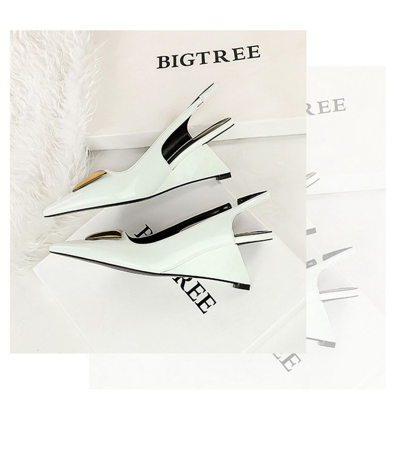 Scarpe da donna in stile 1097-K55 con tacco alto e slingback, cinturino posteriore traforato in vernice, punta bassa e appuntita_voghion.com