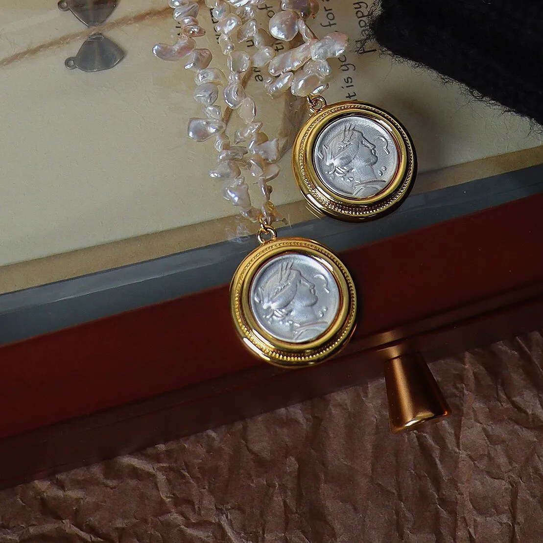 Chaînes Collier en or électrolytique haut de gamme avec pendentif exquis en forme de pièce de monnaie antique et perle baroque_voghion.com