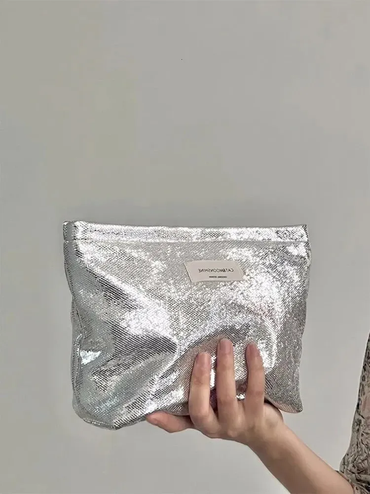 Simple Portable Large Capacity Outdoor Storage Wash Cosmetic Clutch Bag for Women 241128_voghion.com