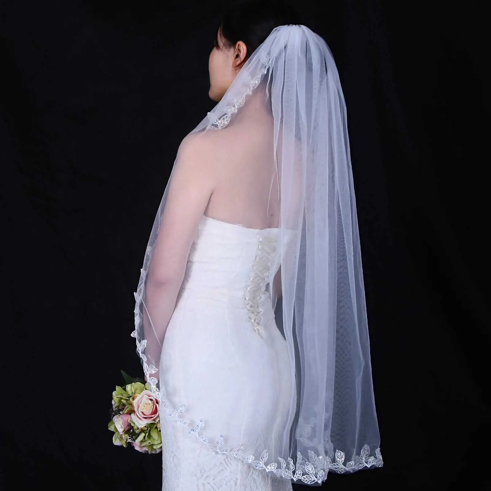 Bijoux de cheveux Voiles de mariée glamour pour la mariée Paillettes scintillantes En forme de feuille Bordé de dentelle 1 niveau Longueur du bout des doigts_voghion.com