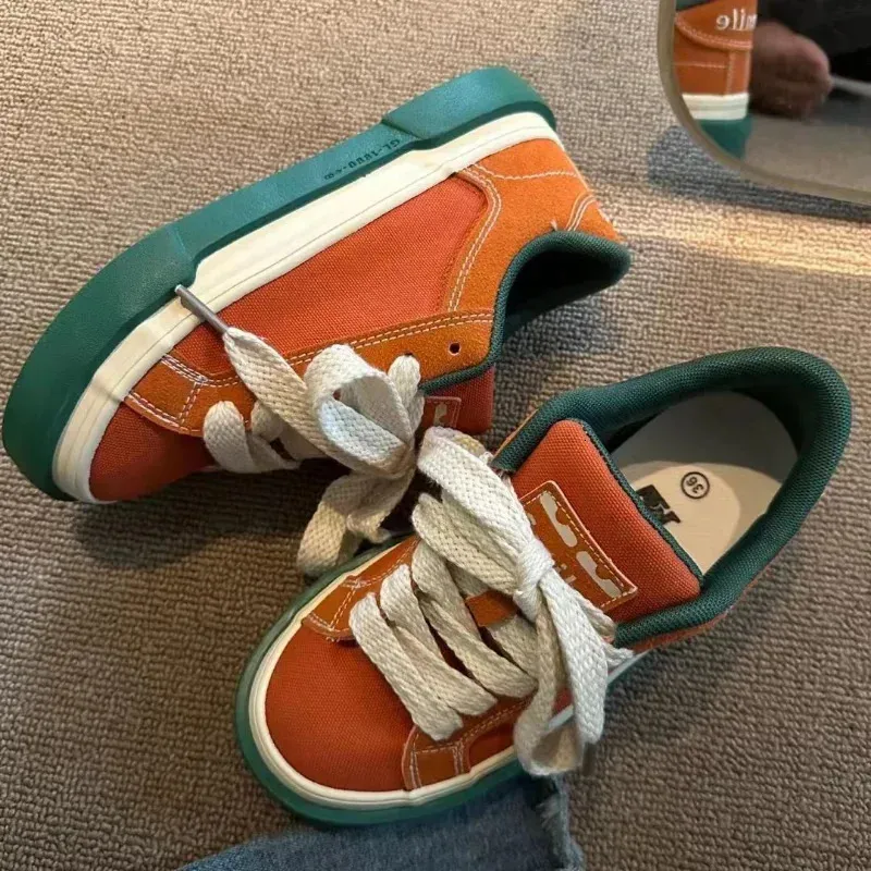 Neue Retro Red Canvas Low Cut Sports Letter Bestickte Skateboard Damen Flache Schuhe, Modische Designer Freizeitschuhe_voghion.com