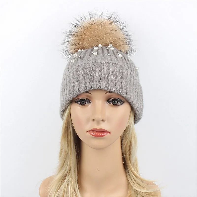 Dames gebreide muts met parels en kunstbont pompon wintermuts_voghion.com