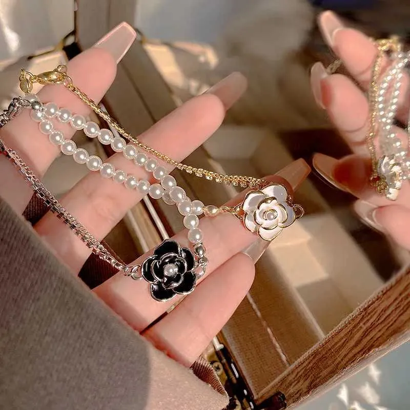 Pulsera de moda con perla camelia y circonita para mujer_voghion.com