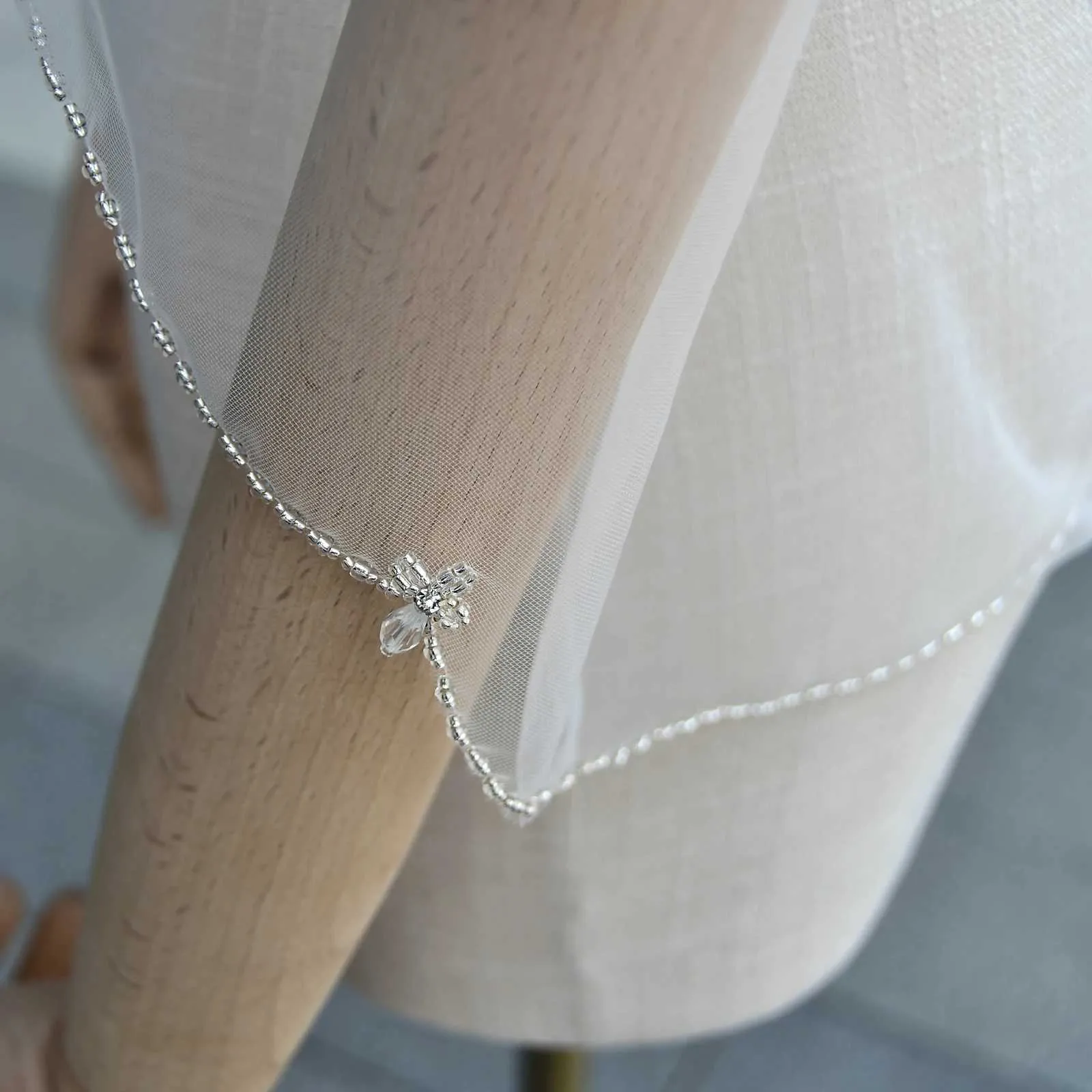 Hair Jewelry V118 1T Pearls Bridal Fingertip Scalloped Edge Rhinestones Crystal Wedding Veil With Comb Short Elegant_voghion.com