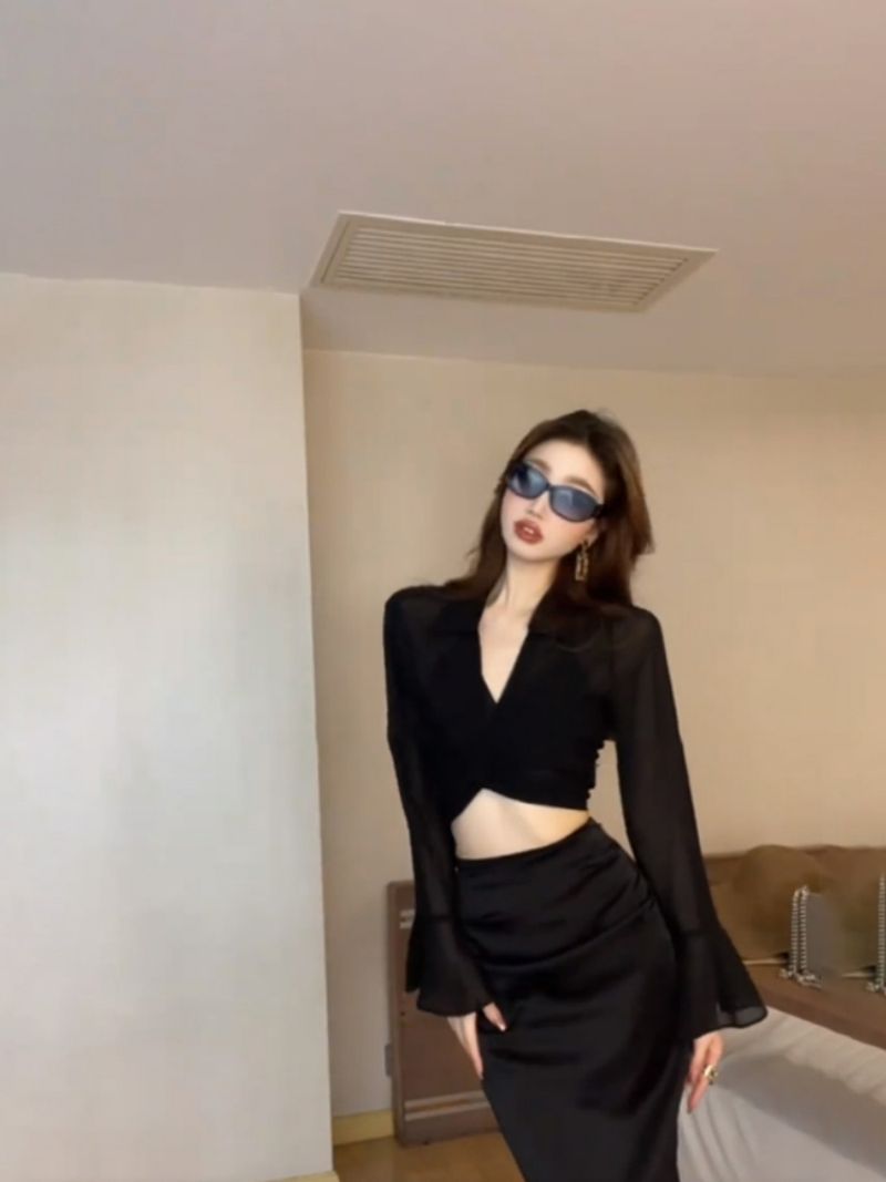 Un set sofisticato ed elegante, con una versatile maglietta nera e una gonna sexy da ragazza hot per le donne in estate_voghion.com