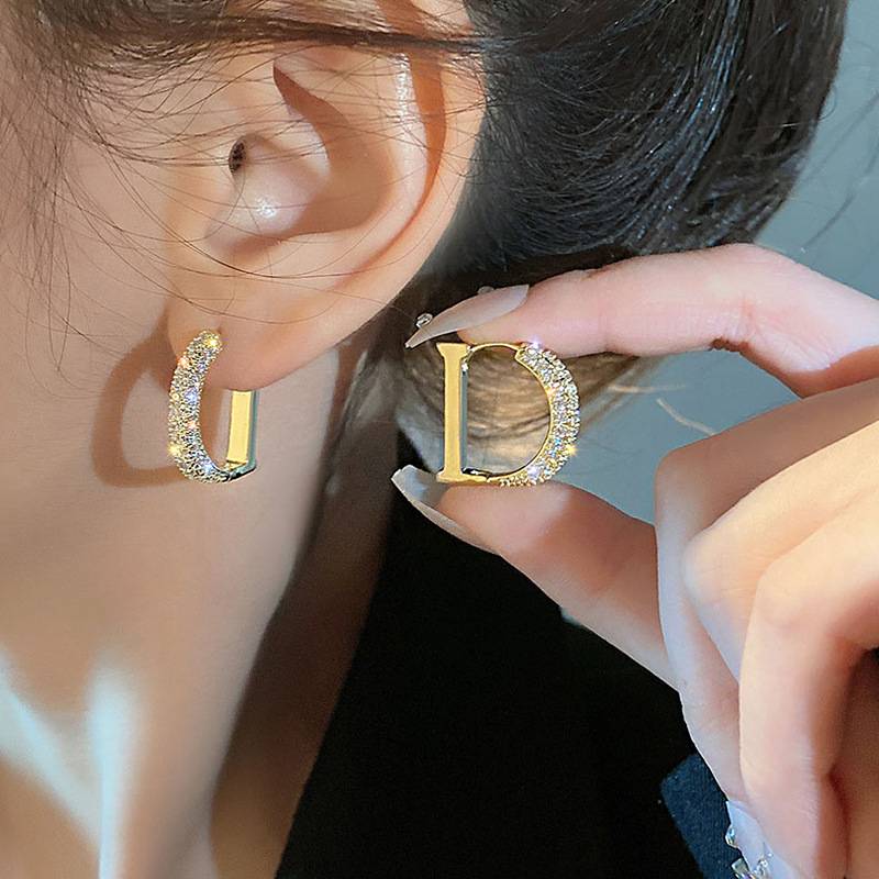 Boucles d'oreilles rétro simples en or de style froid, boucles d'oreilles polyvalentes en métal haut de gamme pour femmes