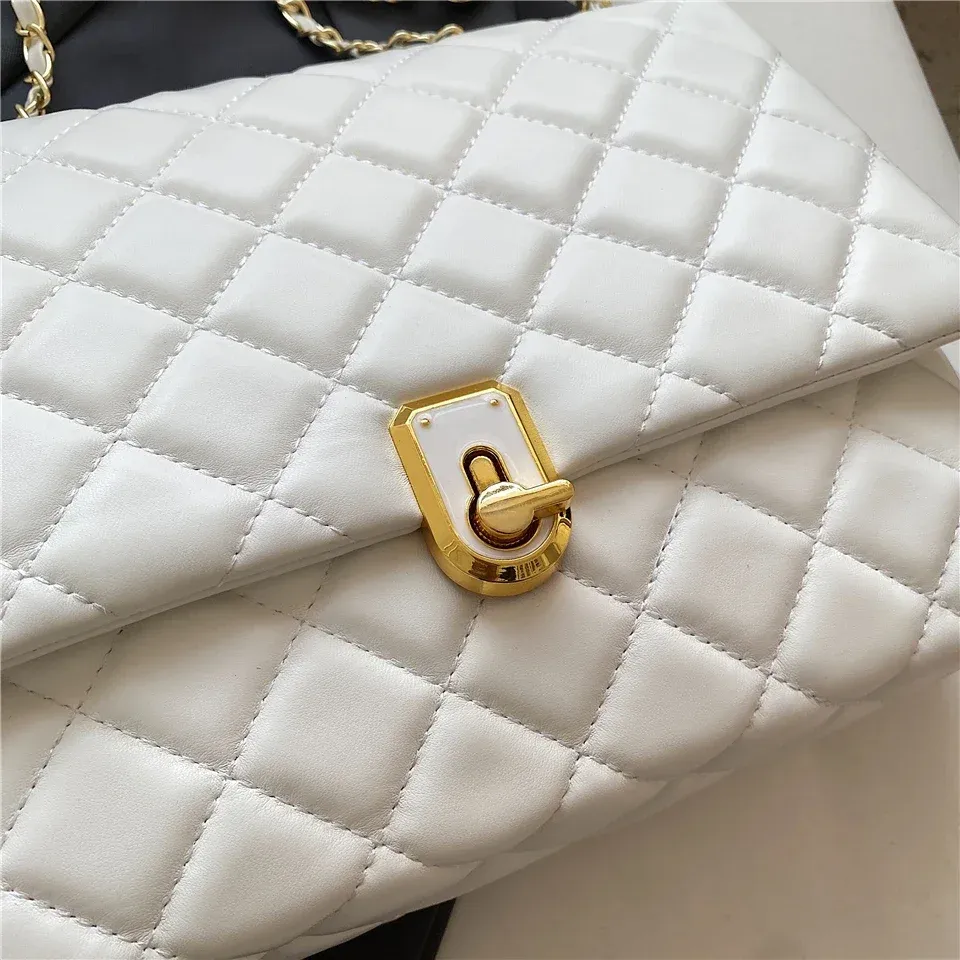 Elegante bolso bandolera acolchado de piel: bolso cruzado de diseño para mujer, con cadena grande, bolso elegante en blanco y negro._voghion.com