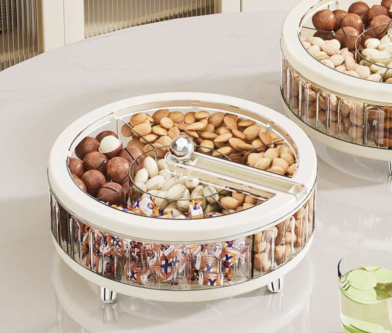 Un salon séché oublié pour la maison, une table à thé, une boîte à bonbons scellée, un rangement pour collations, des graines de melon, des noix et des cloisons_voghion.com
