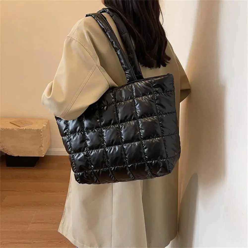 Women's Quilted Tote Bag Large Capacity Winter Shoulder Handbag_voghion.com