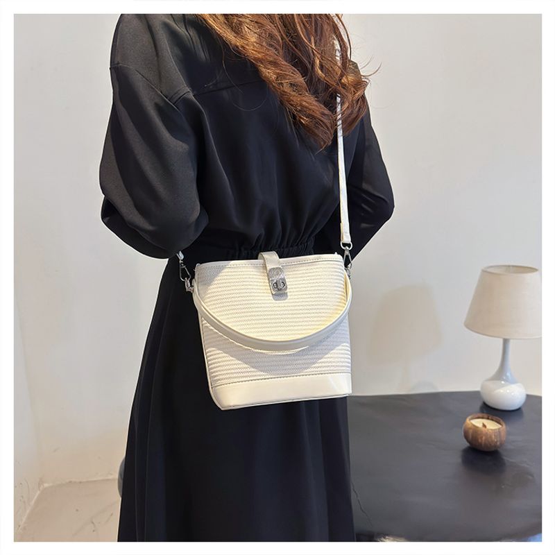 Erba di nicchia super popolare per le donne 2024 nuova borsa a secchiello per l'acqua a tracolla intrecciata versatile con blocco di colore estivo, mobile_voghion.com