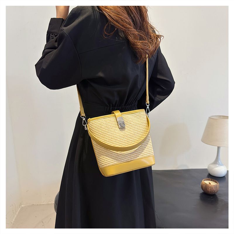 Erba di nicchia super popolare per le donne 2024 nuova borsa a secchiello per l'acqua a tracolla intrecciata versatile con blocco di colore estivo, mobile_voghion.com