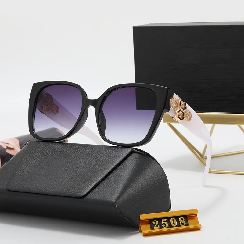 Lunettes de soleil carrées femme élégantes et ultra légères_voghion.com