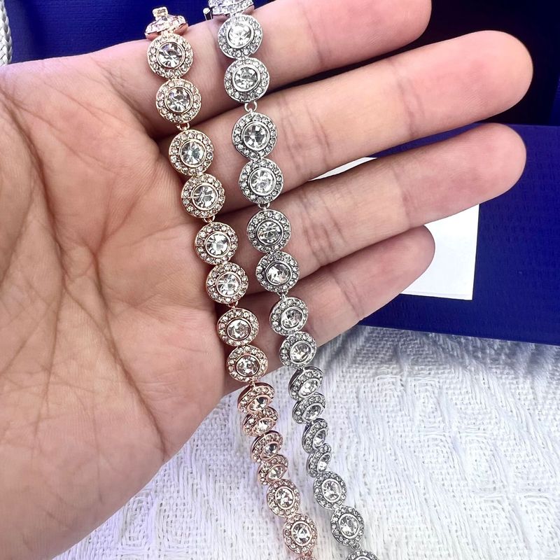 Bracelet charmant et élégant à boutons ronds romains de diamètre complet