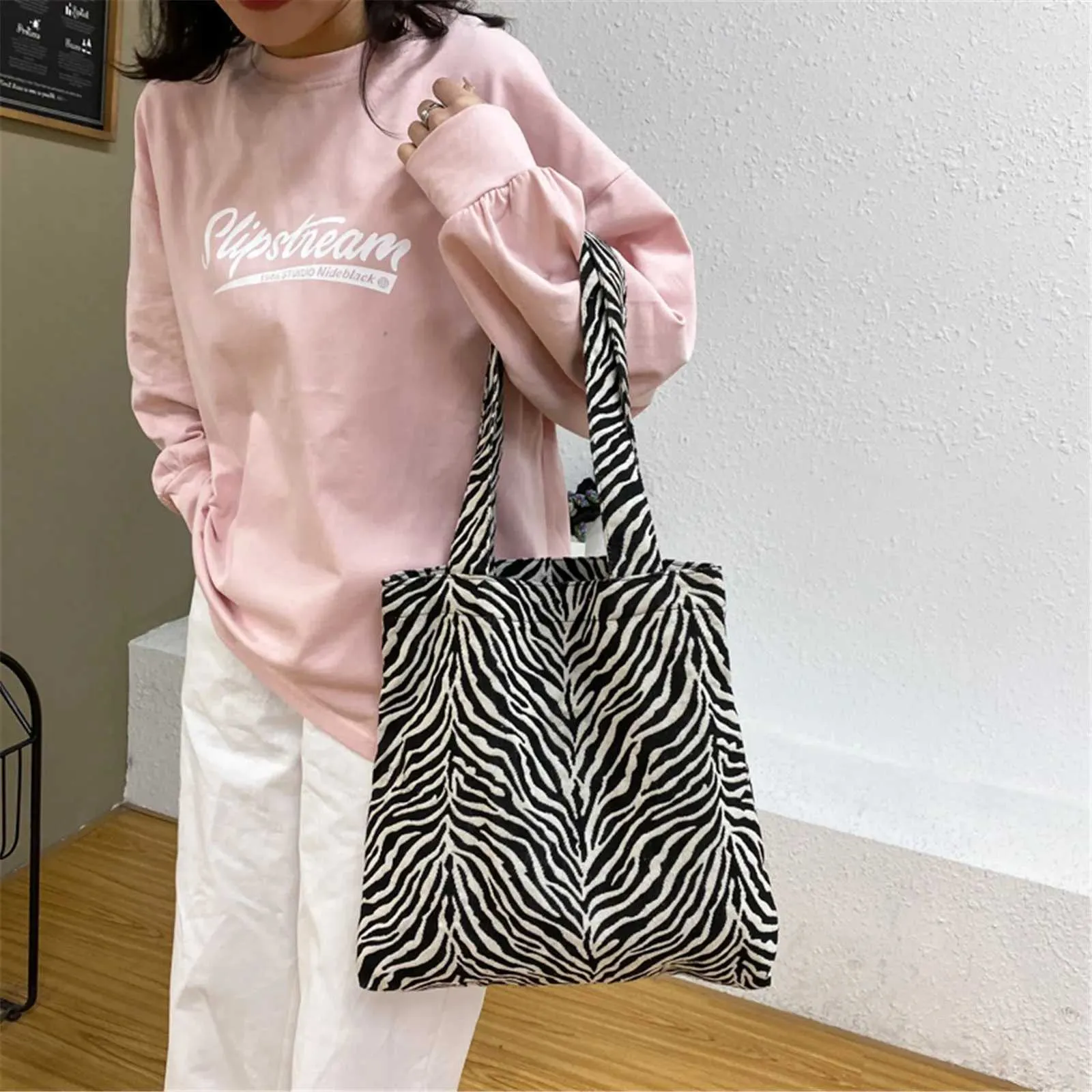Vintage bra creative zebra striped canvas handbag large capacity lower Fem travel shopping bag Y241026_voghion.com