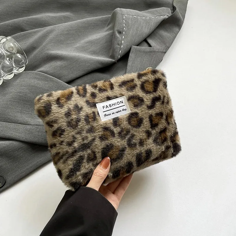 Plyšová make-up taška s leopardím potiskem, velkokapacitní, přenosná cestovní toaletní potřeby, kosmetika, prémiová senzorická úložná taška 241204_voghion.com