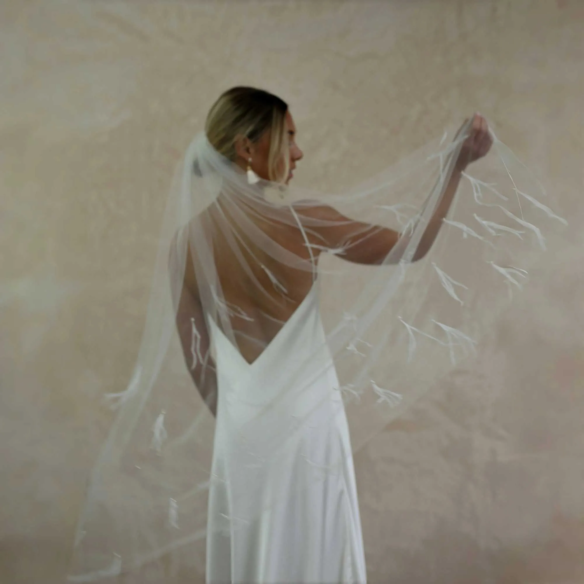 Gioielli per capelli, splendido velo da sposa a 1 strato, 3D, piume, perle, perline, morbido tulle con pettine, accessori per abito da sposa_voghion.com