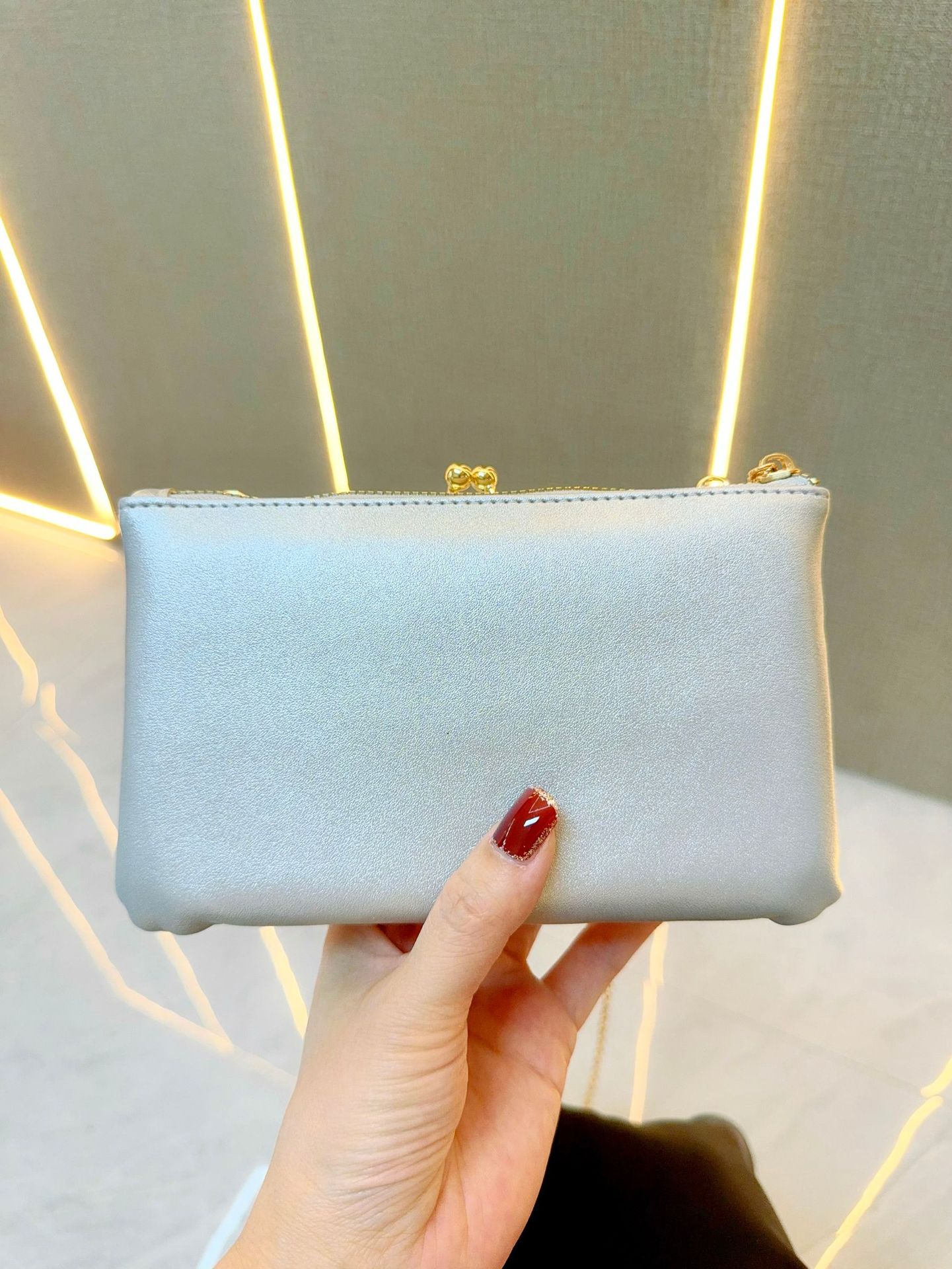 Elegantná večerná kabelka s perlami a štrasom_voghion.com