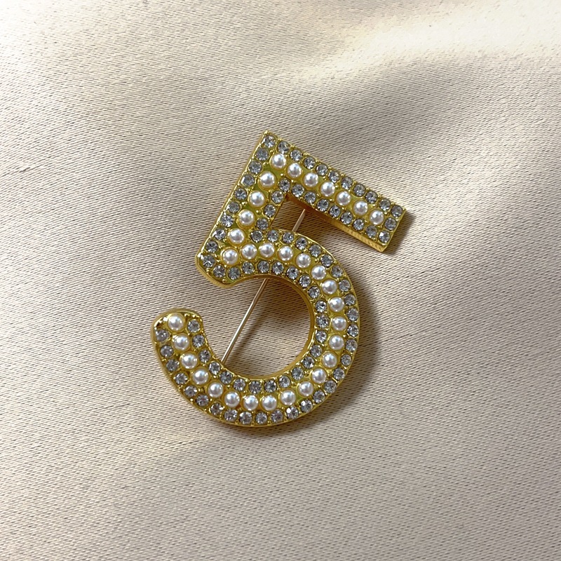 Broche personnalisée enveloppée de cuir numéro 5 en diamant clouté d'étoiles, exagérée et minimaliste, accessoire de luxe léger_voghion.com