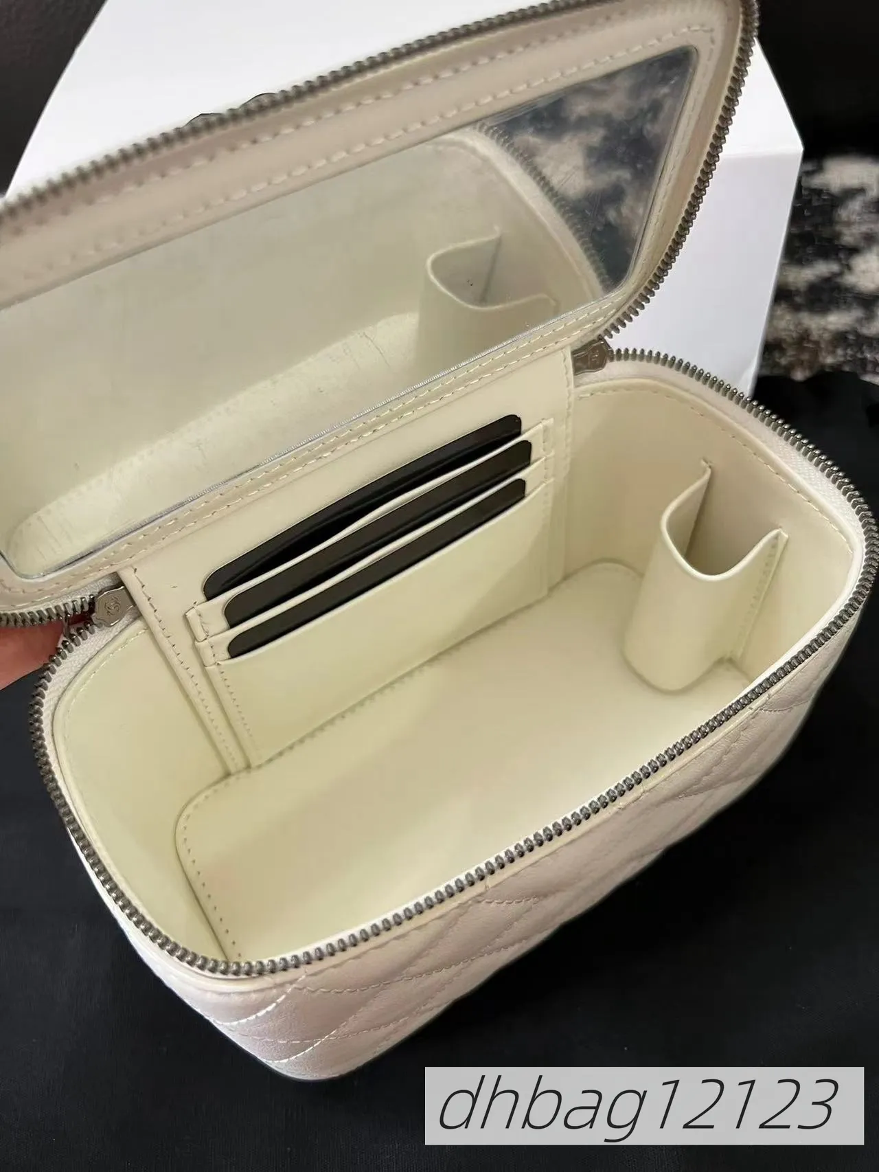 Borsa a tracolla da donna in pelle con motivo a quadri, chiusura in metallo e catena traforata, 10A 23K, per trucco_voghion.com