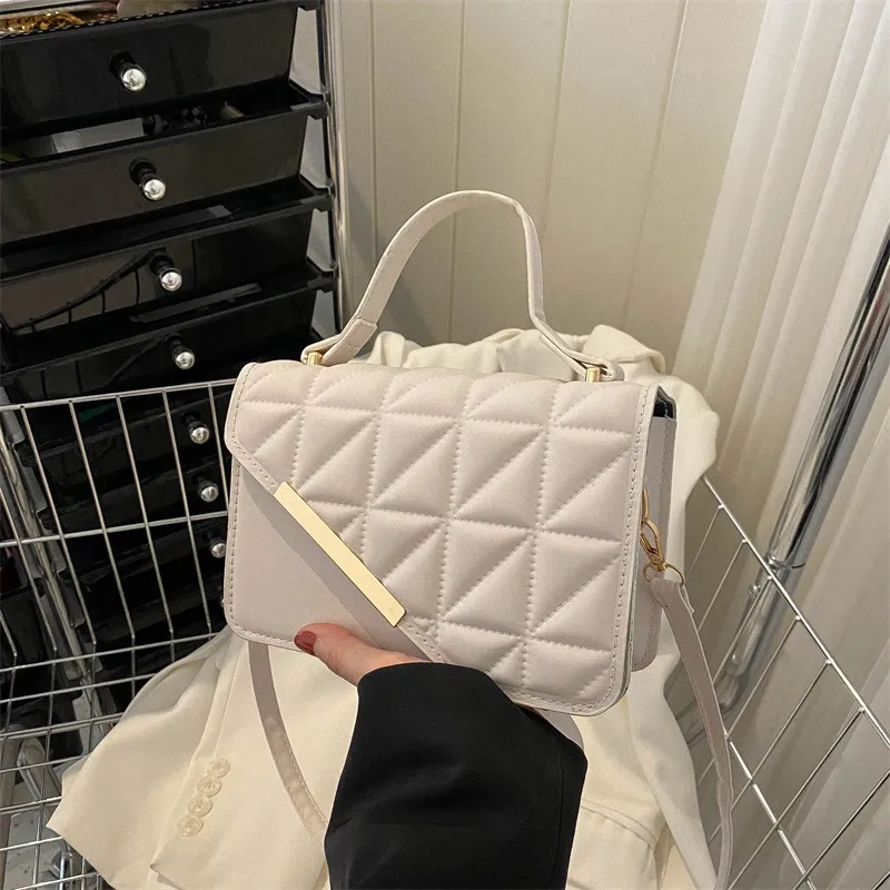 Borsa a mano mini trapuntata Boho-Chic Dia 2025 - Elegante borsa a tracolla intrecciata con tracolla regolabile e ciondolo vintage_voghion.com