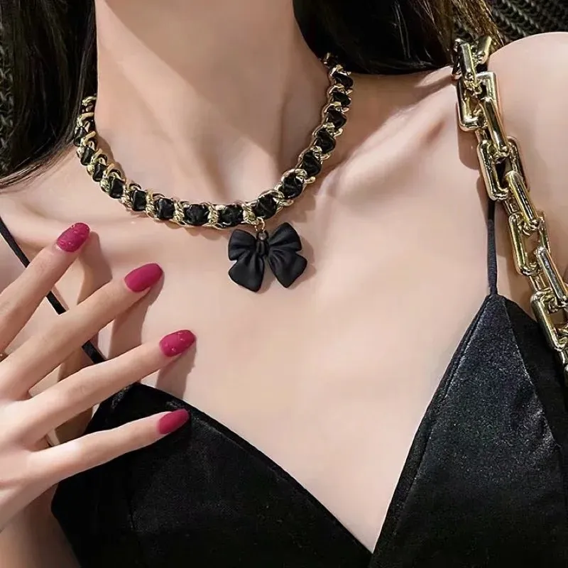 Collier ras de cou avec nœud papillon et cordon en cuir_voghion.com
