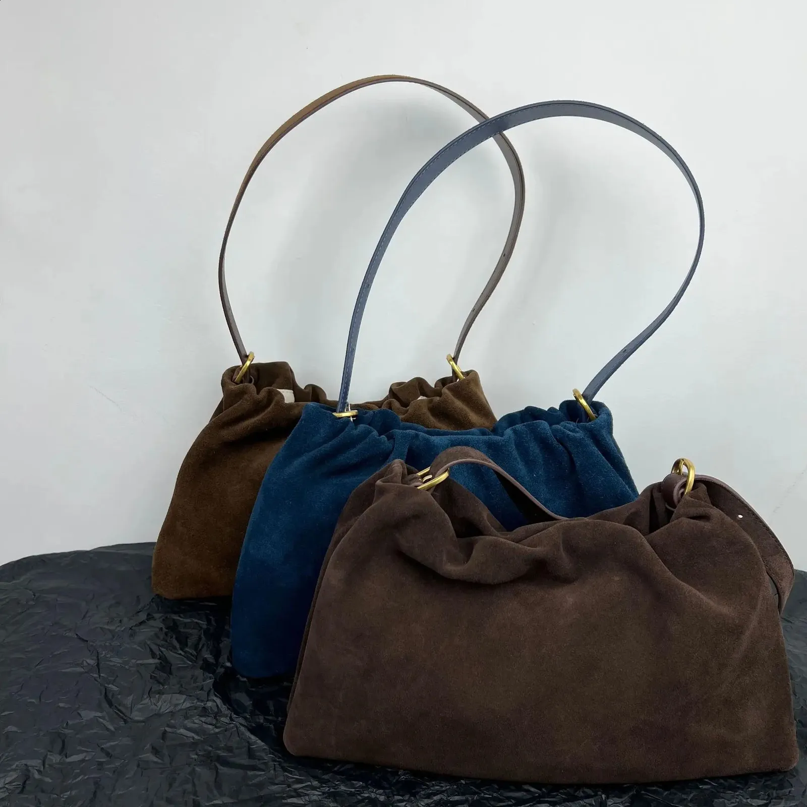 Borsa a spalla e borsa a mano in camoscio da donna con due cinghie_voghion.com