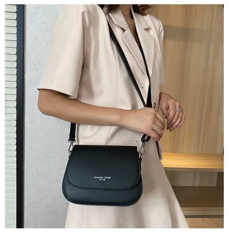 Sac à bandoulière tendance en cuir PU pour femme, sacoche à rabat de couleur unie, simple, à la mode, pochette C241021_voghion.com