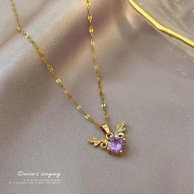 Colar com pingente de cervo e zircônia em aço inoxidável_voghion.com