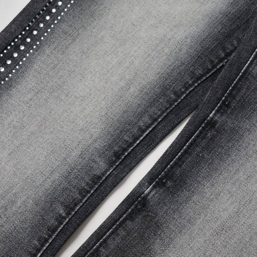 "Jeans slim fit effetto used in PU - Taglio curvo con leggera svasatura, un capo essenziale per l'estetica"_voghion.com