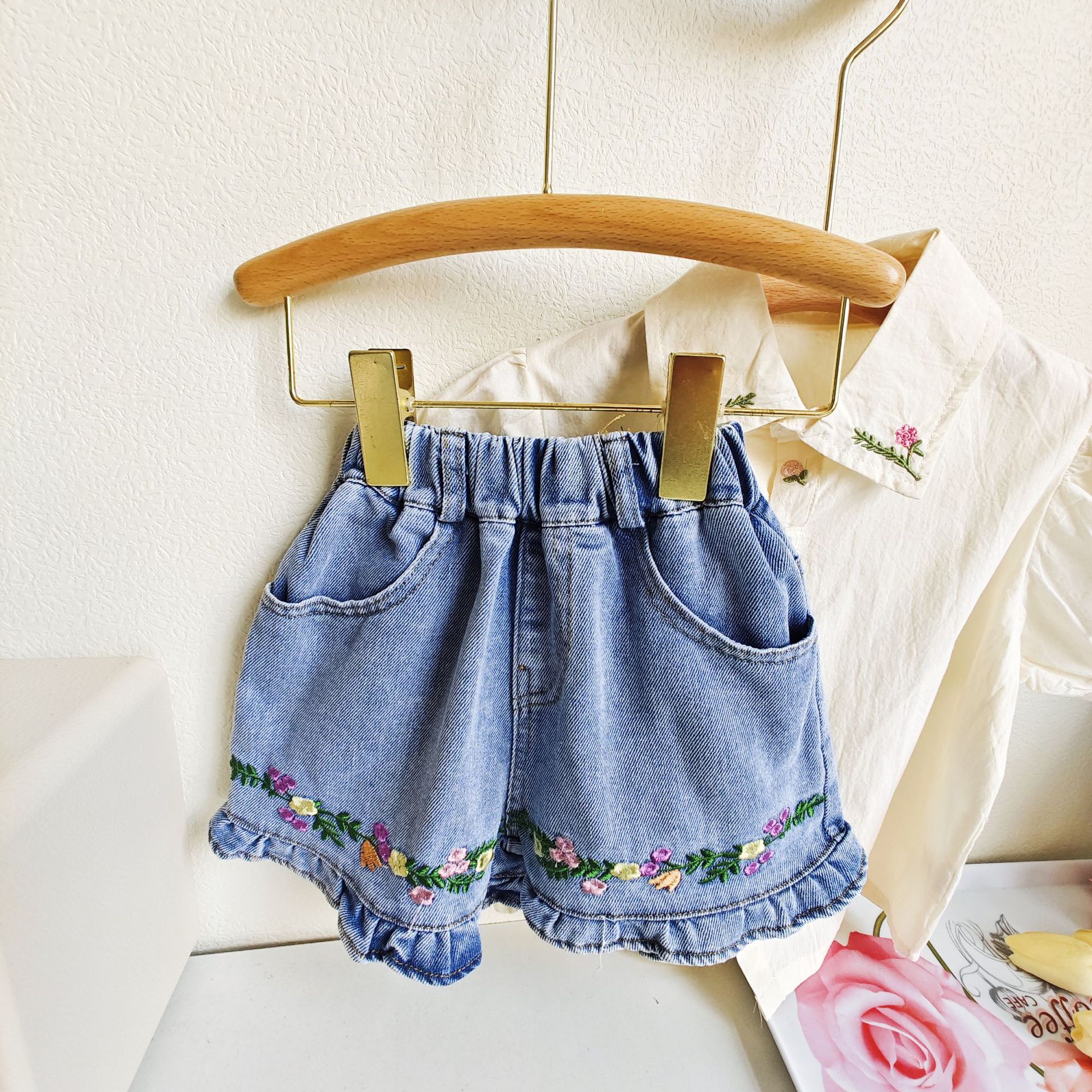 Ensemble deux pièces pour mère et enfant, nouvelle collection été pour fille, jolie chemise brodée à revers et short en jean_voghion.com