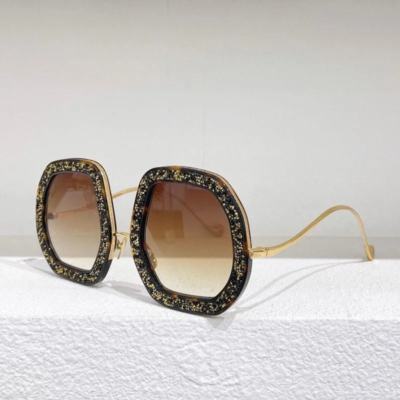 Designer Women's Round Sunglasses With Metal Temple Elements_voghion.com