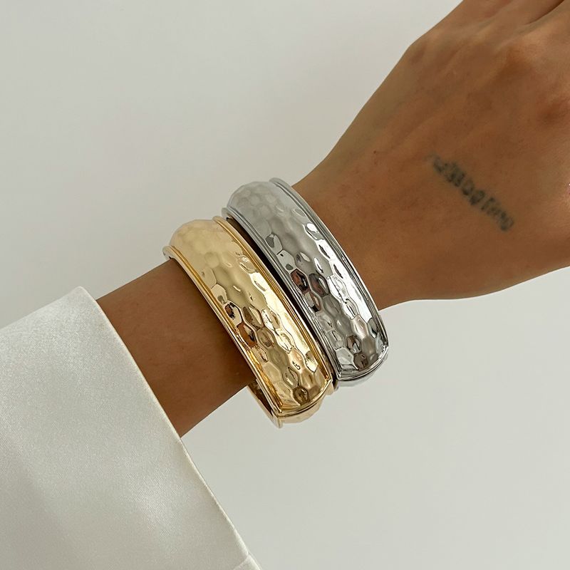 Muodikas geometrinen ympyrä yksinkertaisella vasarakuvioisella metalliseosrannekorulla_voghion.com