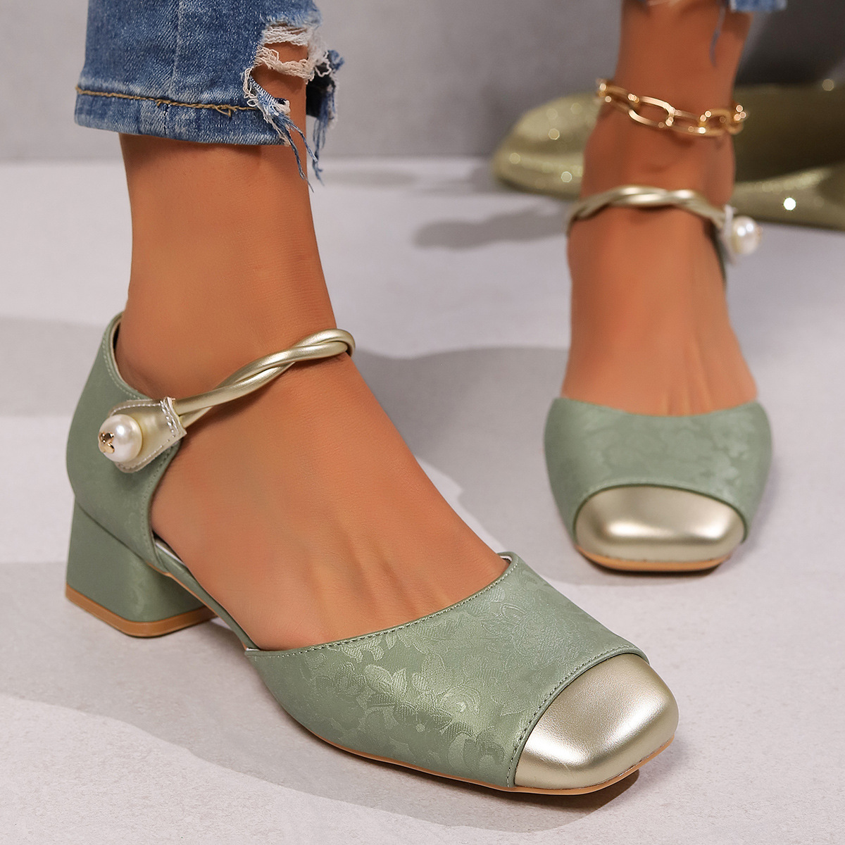 Talons hauts imprimés rétro pour femmes été 2024 nouveau style une sangle talons épais tempérament Baotou commerce extérieur sandales grande taille