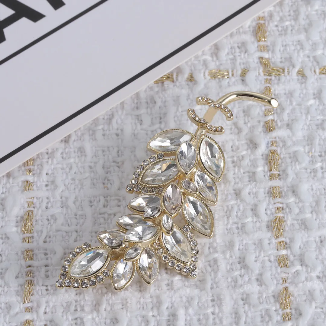 Designer Blatt Damen Herren Schmuck Diamant Krone Brosche Anzug Elegante Mode Broschen Geschenke für Frau Zubehör_voghion.com