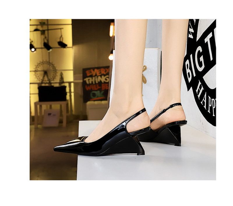 Scarpe da donna in stile 1097-K55 con tacco alto e slingback, cinturino posteriore traforato in vernice, punta bassa e appuntita_voghion.com
