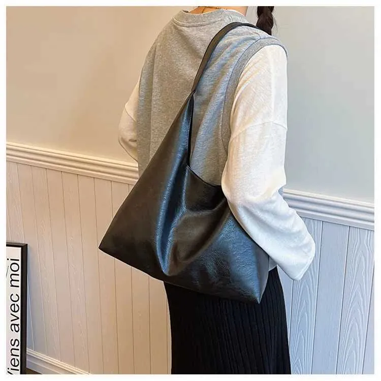 Lightweight PU soft leather large capacity womens shoulder lower arm buckle casual style makeup bag Y241123_voghion.com