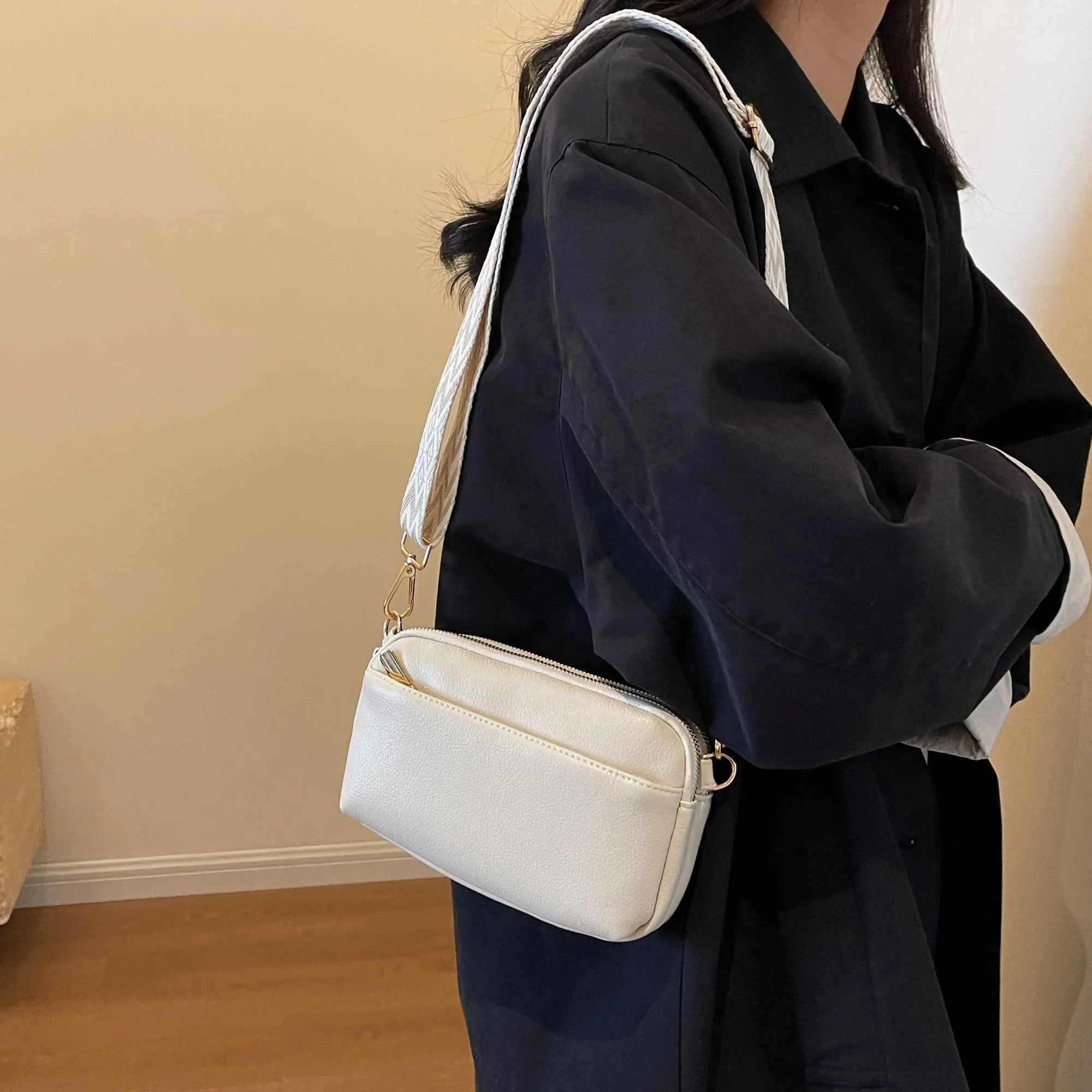 This Is a Super Practical Messenger Bag Fashion Wide Shoulder Strap Design Suitable for Going Out Shopping_voghion.com