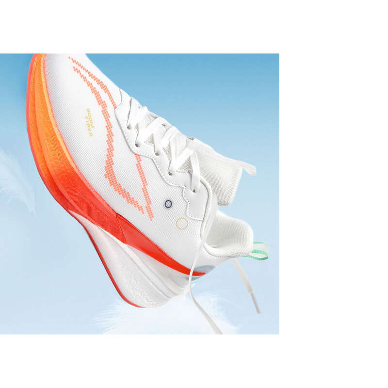 Raccomandazione principale: un paio di scarpe da corsa con membrane in gomma antideflagranti e piastre in carbonio._voghion.com