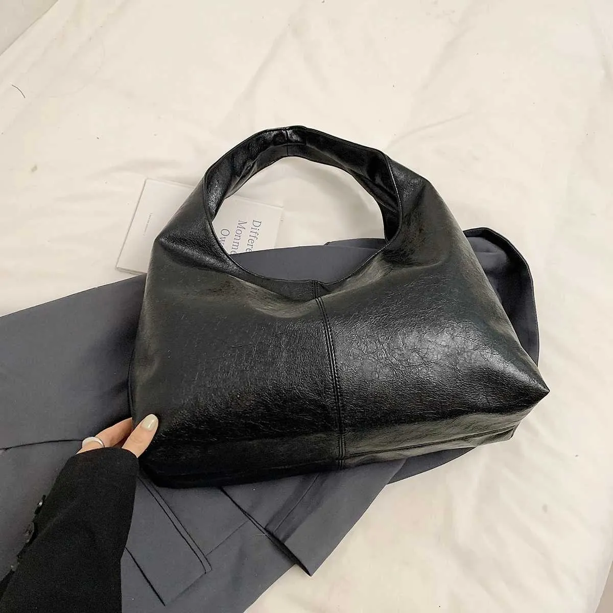 Sac à bandoulière d'hiver pour femme en cuir PU de grande taille LEFTSIDE Design 2024 Nouvelle tendance Y2K Sacs à main et portefeuilles_voghion.com