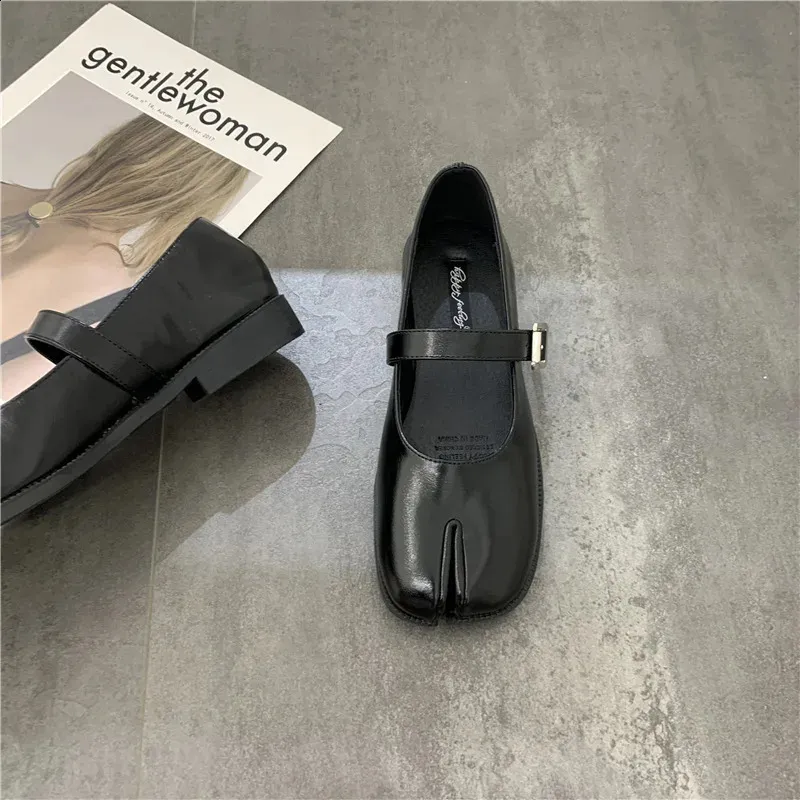 Novelty Split Toe Mary Jane Flat Shoes For Women In Leather_voghion.com