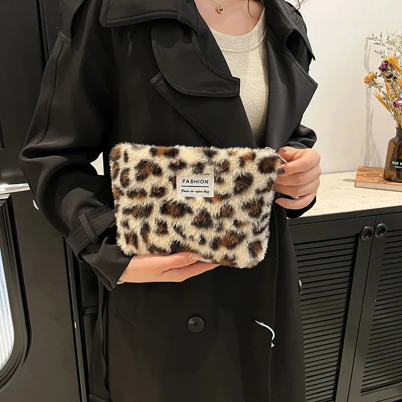 Plyšová make-up taška s leopardím potiskem, velkokapacitní, přenosná cestovní toaletní potřeby, kosmetika, prémiová senzorická úložná taška 241204_voghion.com