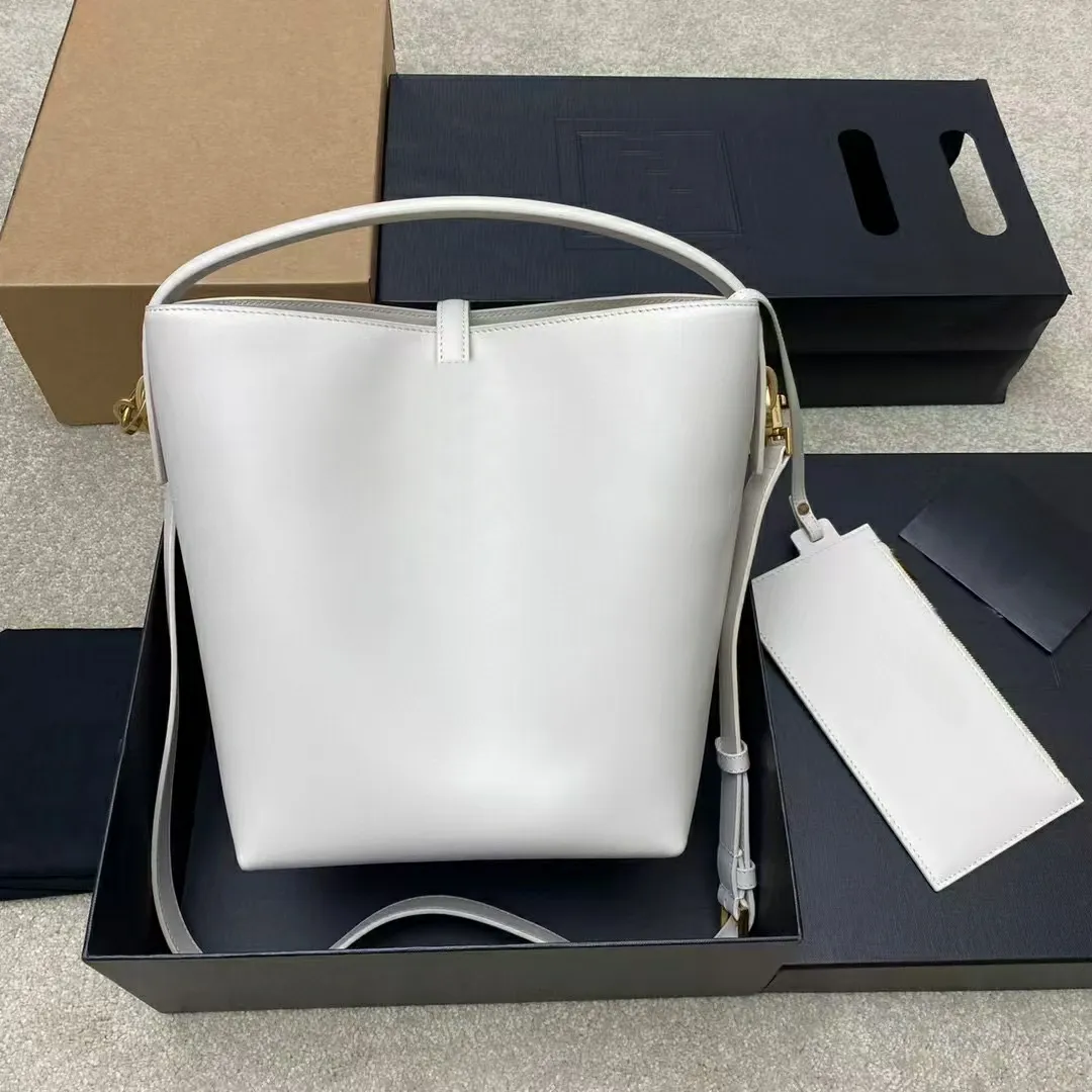 Borse a secchiello: borsa hobo in morbida pelle di vitello con manici superiori e tracolla regolabile, ideale per l'uso quotidiano_voghion.com
