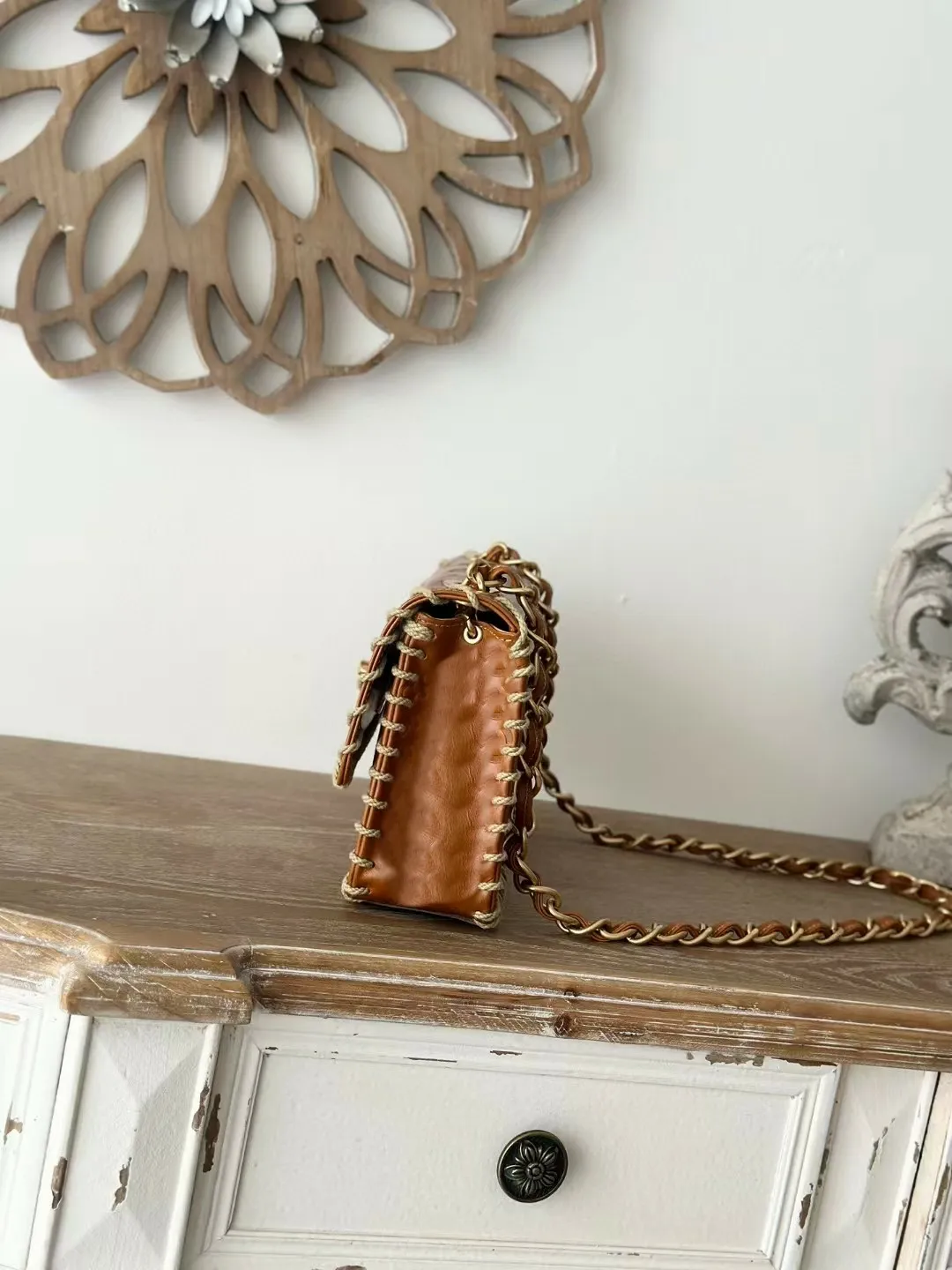 Braune Handtaschen: Western-inspirierte Flap Bag mit Harzdetails & goldener Schnalle, Vintage Designer Schulterhandtaschen_voghion.com