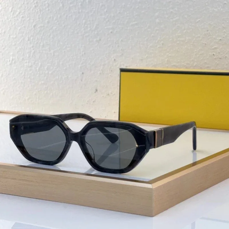 Zonnebril 130-polygonaal ontwerp Verstandig voor mannen en vrouwen Mode UV Hiphop-stijl Bril UV400_voghion.com