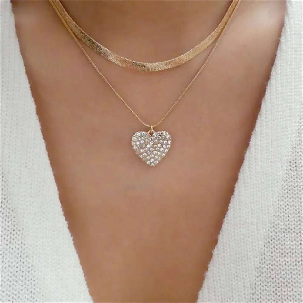 Collier multicouche avec pendentif pièce jésus marie doré_voghion.com