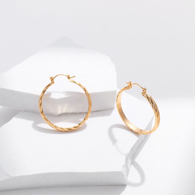 Orecchini a cerchio semplici alla moda, personalità minimalista, in metallo con texture, placcati in rame e oro vero._voghion.com