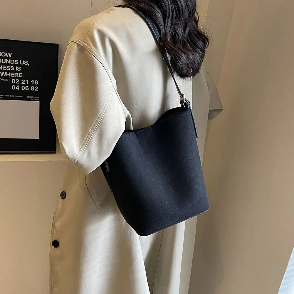 2024 est Femmes Daim Femelle Givré Split Cuir Seau Sac À Bandoulière Dame 2 pièces Ensemble Bandoulière Messager En Gros 240912_voghion.com