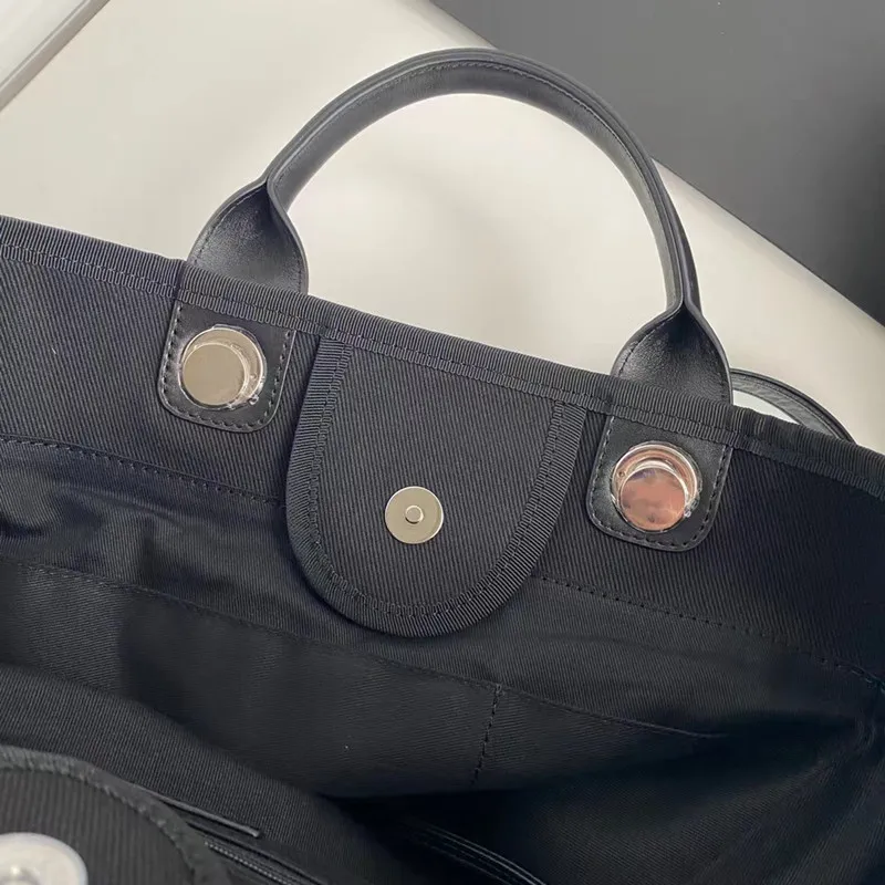 Designer-Tasche aus Segeltuch mit Perlengriff | Klassische Modehandtasche 2024_voghion.com