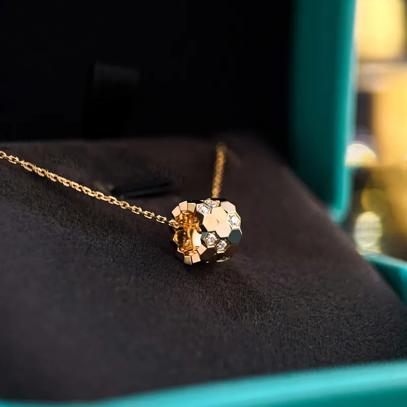 Obesek Be in Love CH Family Diamond Inlaid Gold Plated Modni nakit Ogrlica za ženske in moške Rojstni dan_voghion.com