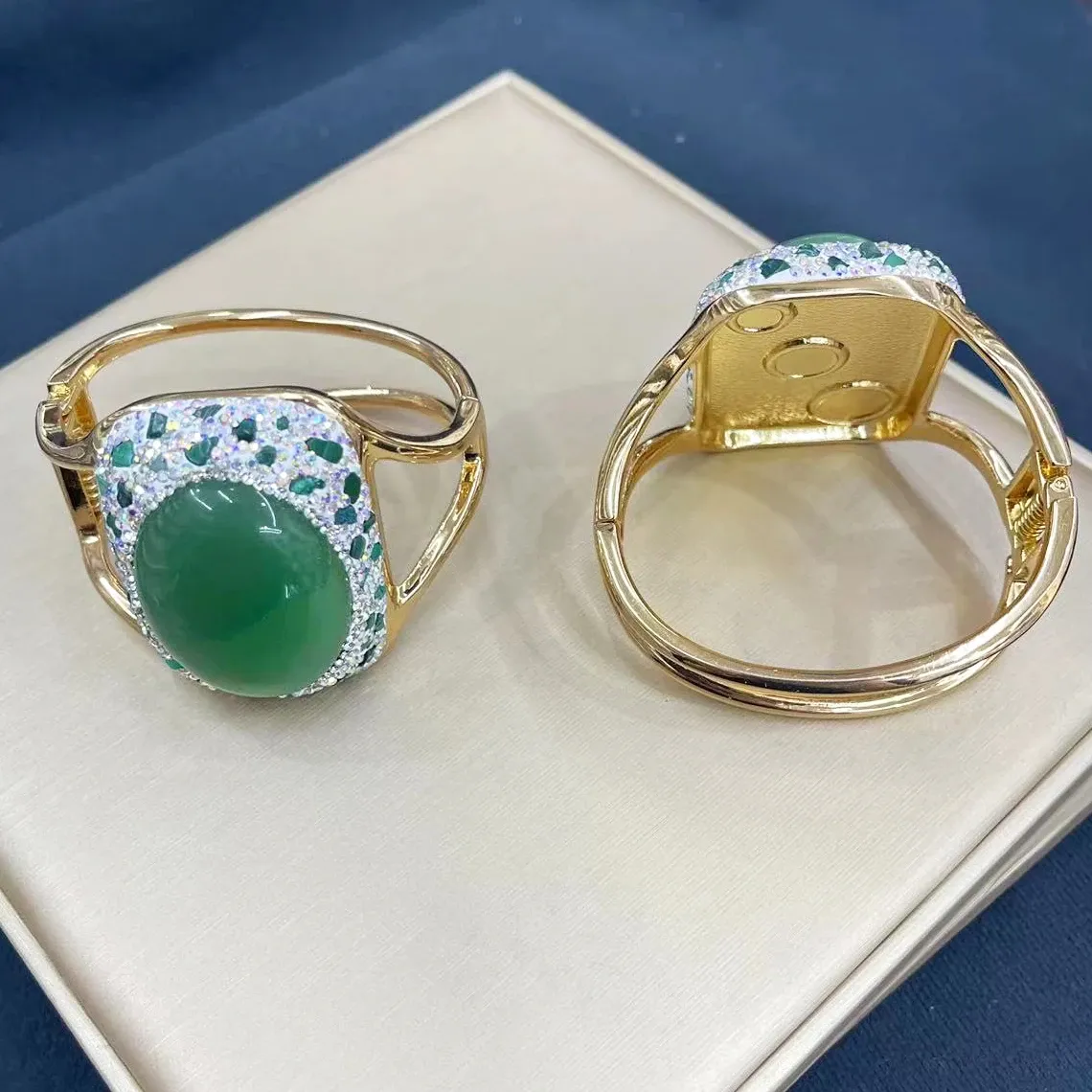 Brățară deschisă cu cristale de jad verde malaezian cu cadru larg pentru femei, placată cu aur, plină de pietre prețioase mici, personalizată la modă_voghion.com